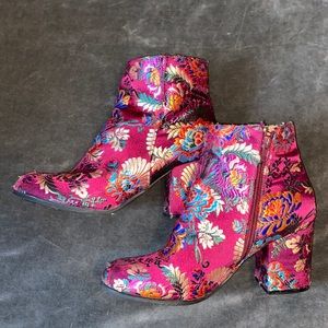 Intricate detailed booties sz7.5